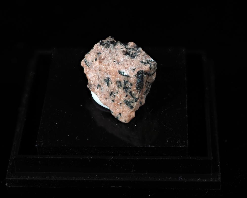 Ferro-ferri-fluoro-leakeite